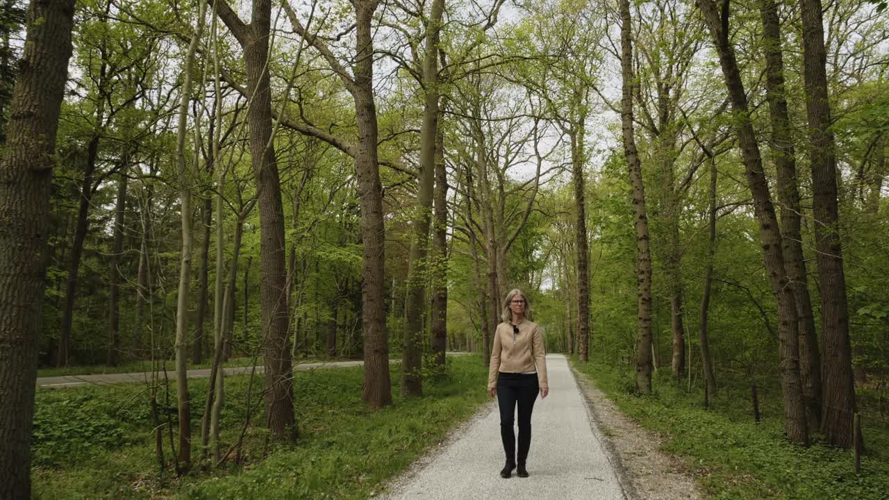 一名女子走在阿曼的公园里视频下载