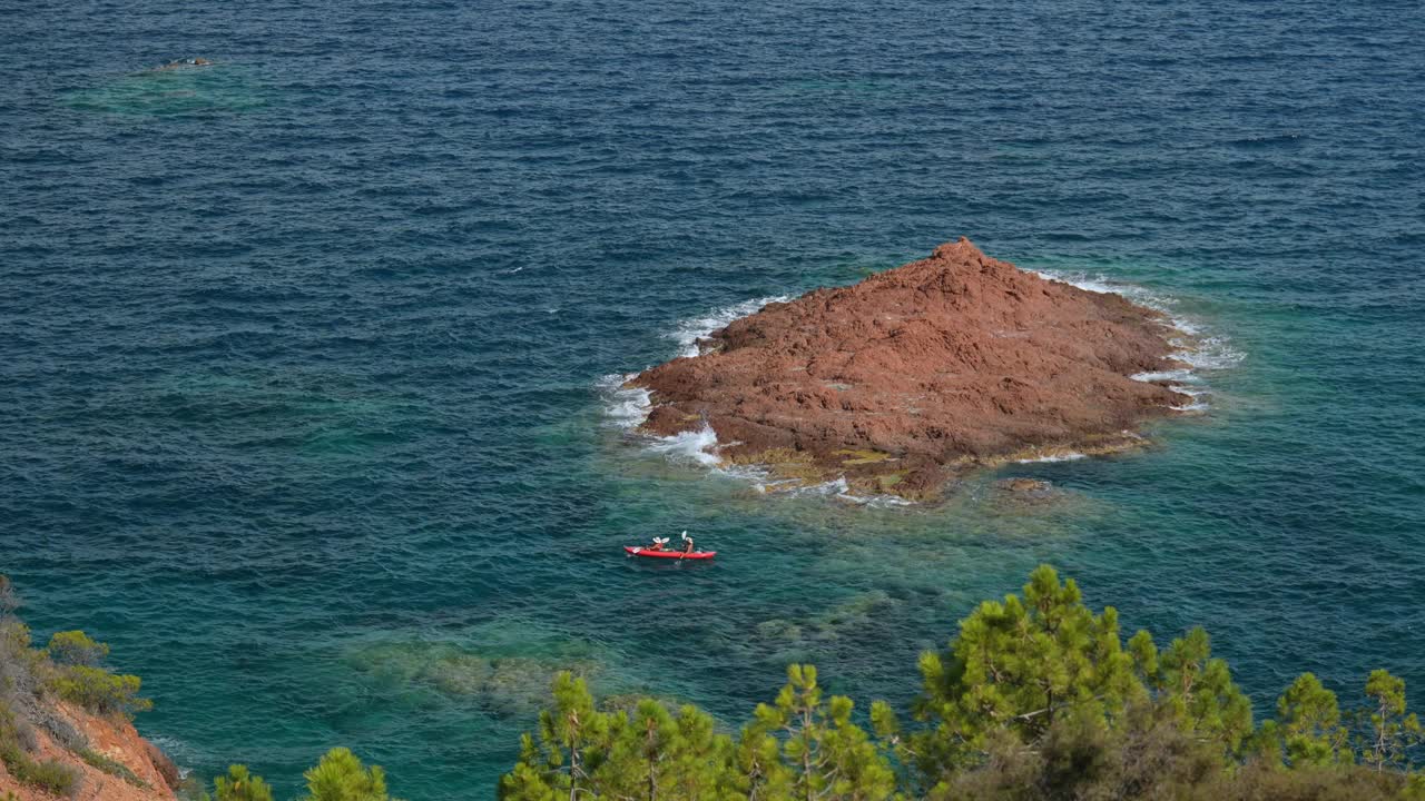一男一女在法国里维埃拉岛附近划皮艇视频下载