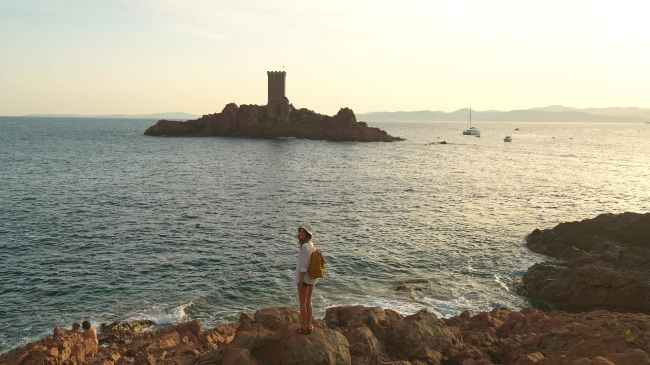 法国度假期间，一名女子正在看Île d'Or视频下载