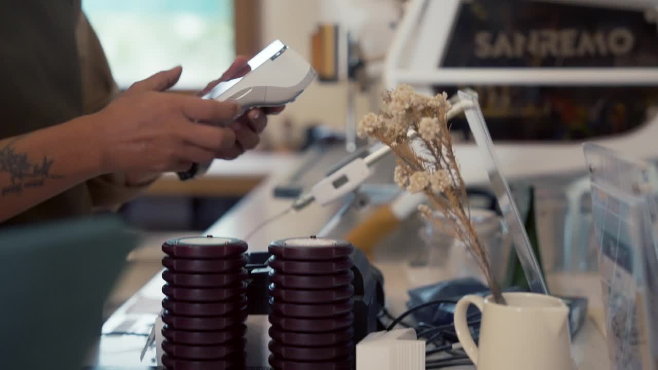 顾客用信用卡在咖啡馆付饮料的钱视频下载