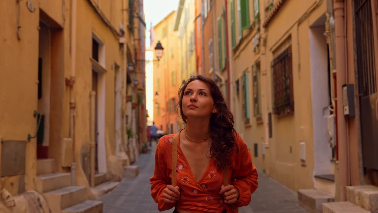 法国里维埃拉度假期间，一名女子走在芒通老城视频下载