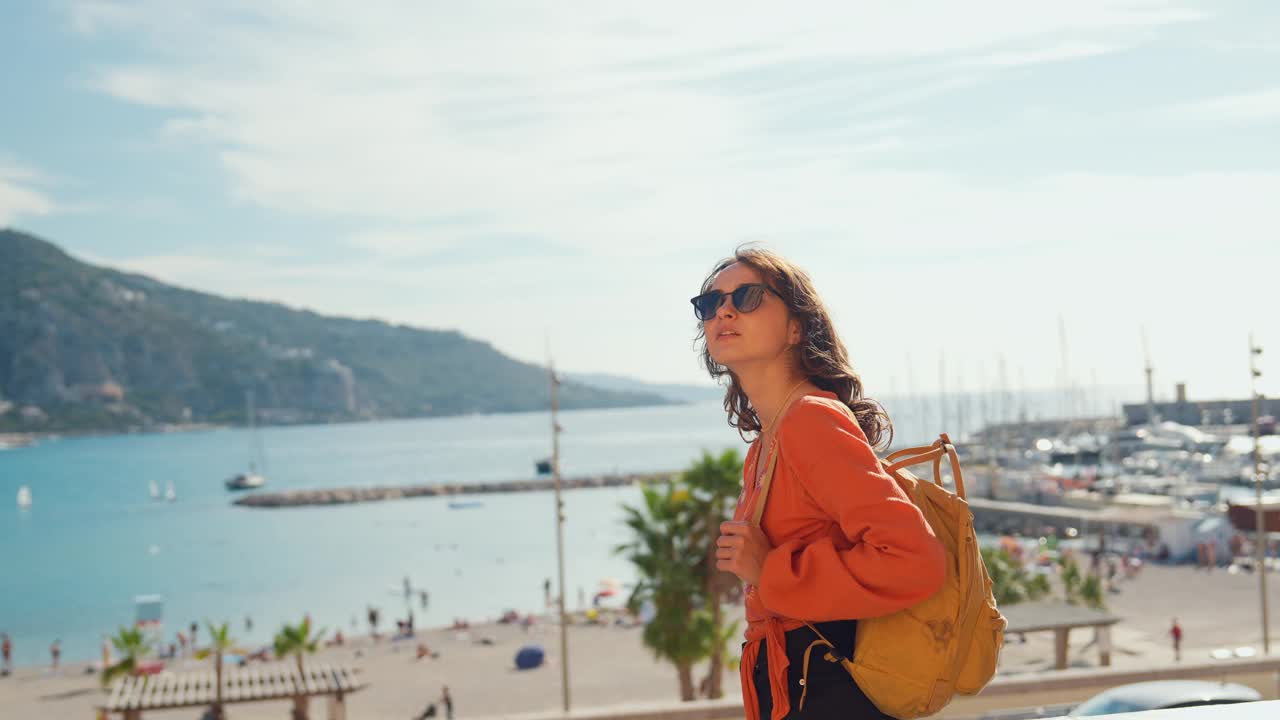 一名在法国里维埃拉度假的女子走在芒通视频下载