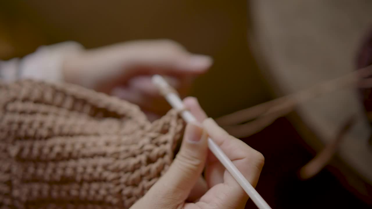 一个女人每天都在编织。视频下载