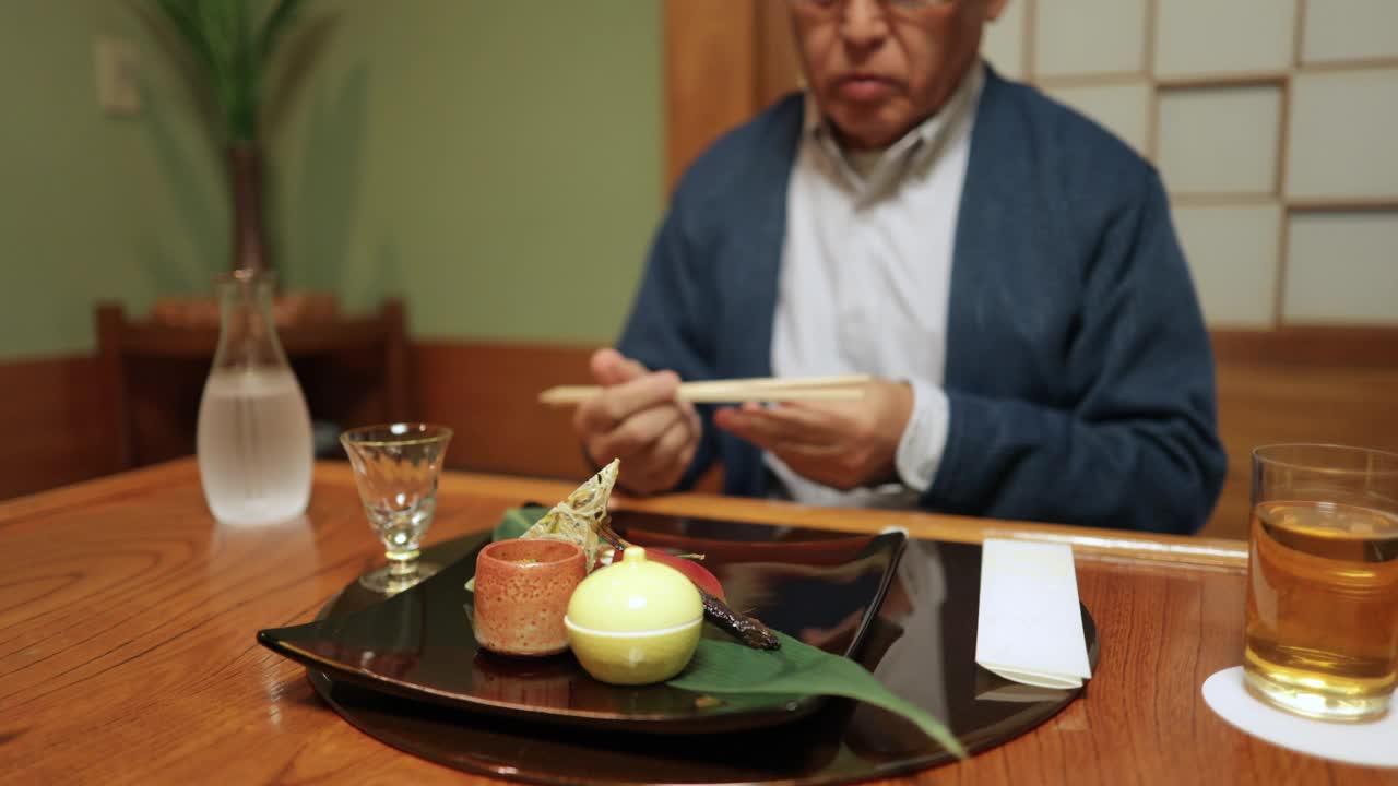 老夫妇在传统日本餐厅享用晚餐-三集之二视频下载