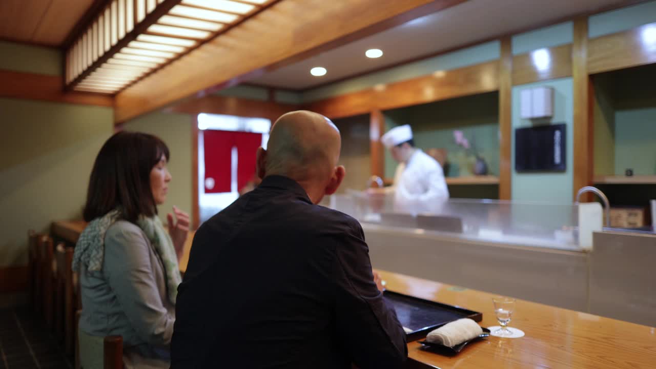 资深餐厅老板在传统日本餐厅为顾客上菜(二集之一)视频下载