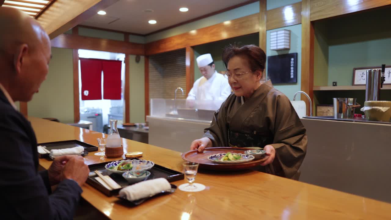 资深餐厅老板在传统日本餐厅为顾客上菜-二集之二视频下载