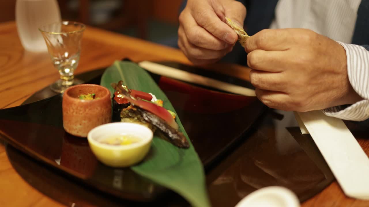 老年夫妇在传统日本餐厅吃晚餐的特写(二集之一)视频下载