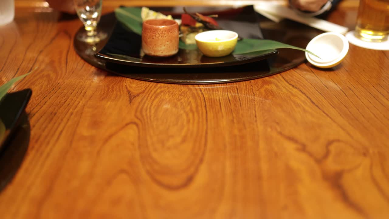 一位年长的日本男子在传统的日本餐厅里吃晚餐——仰起身子视频下载