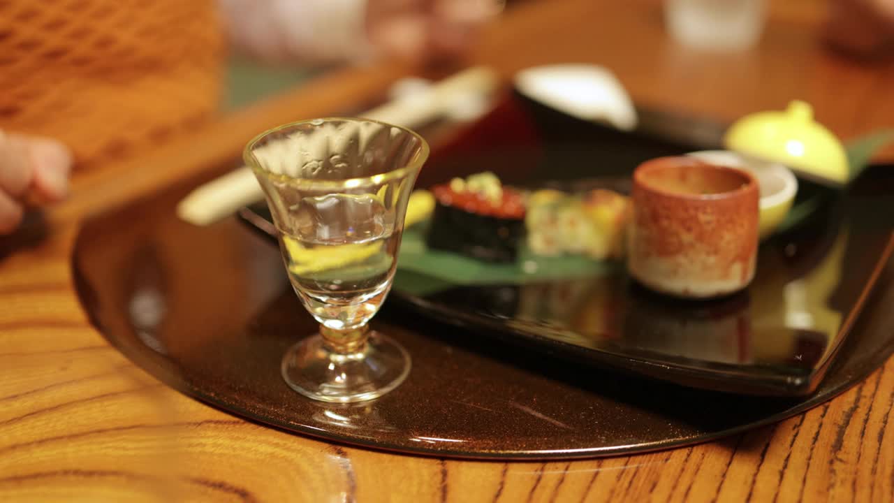 老年夫妇在传统日本餐厅吃晚餐的特写(二集之一)视频下载