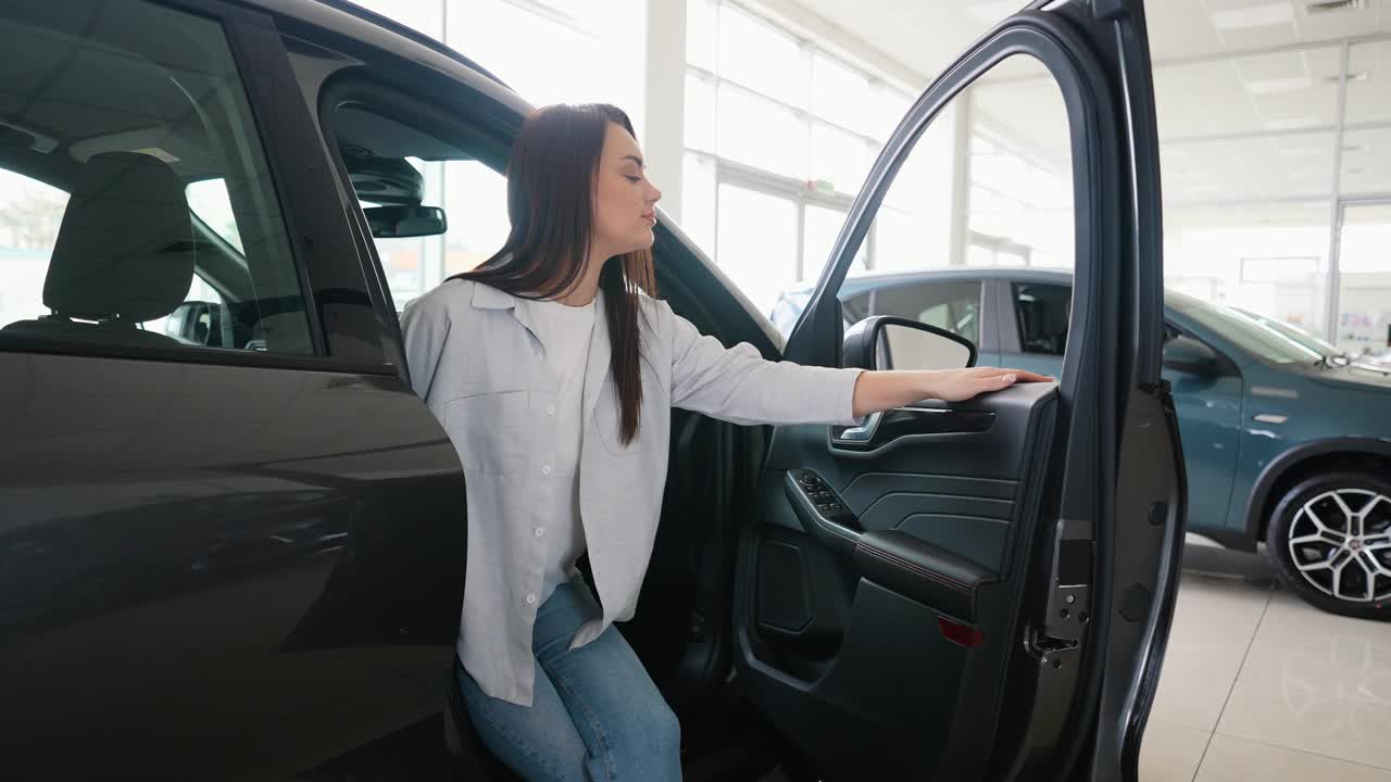 女性客户选择新车并在购买前检查。右舵车视频下载