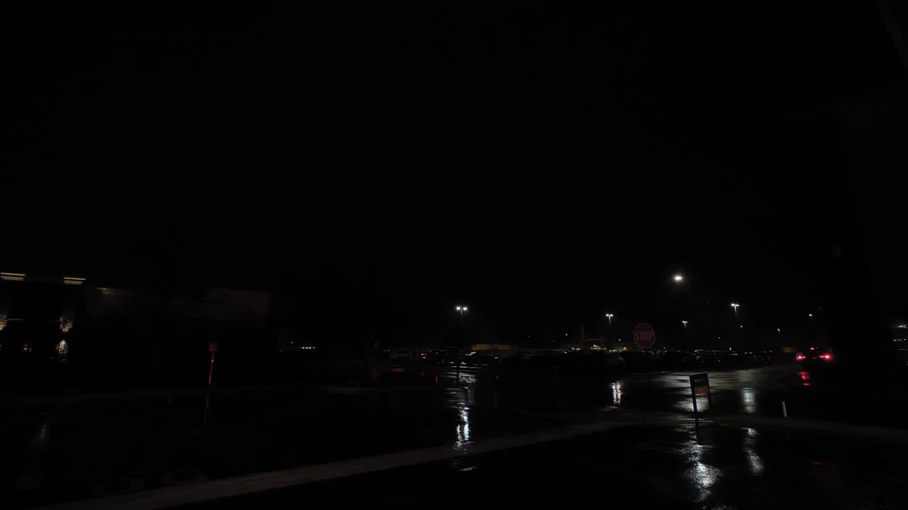 空旷的停车场上空出现了强烈的雷暴。广角镜头视频下载