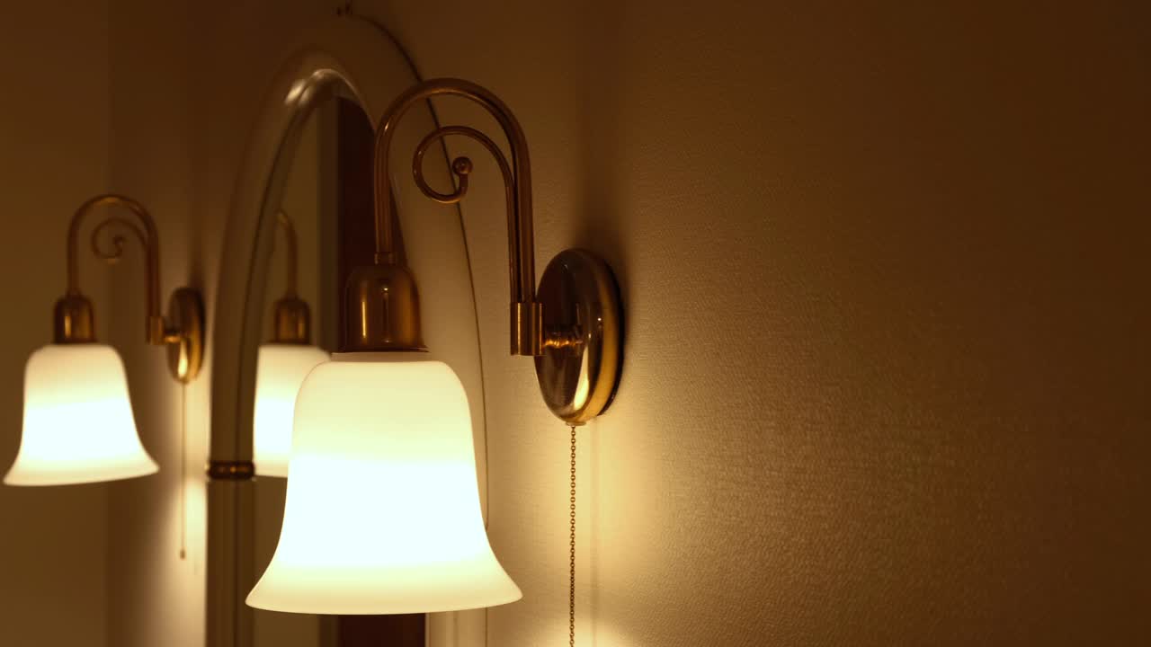 一组美丽的现代壁灯在一个空的房间。视频下载