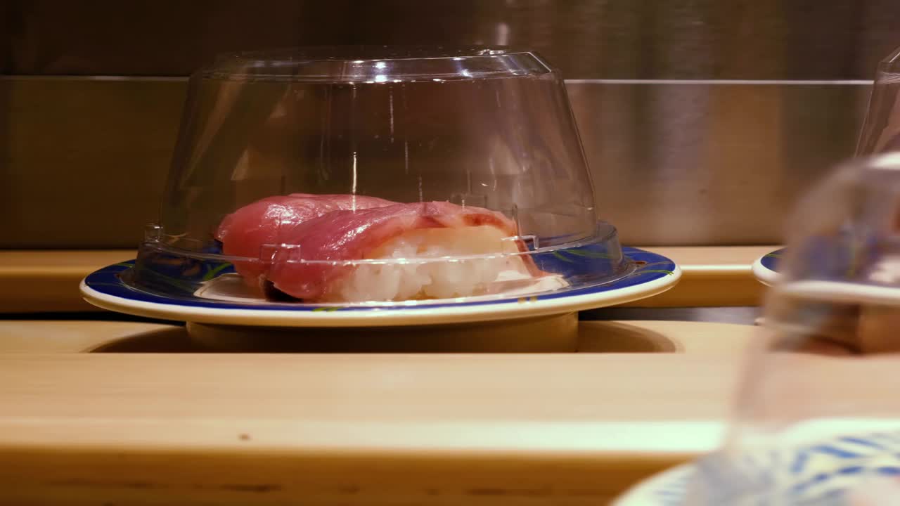 日本餐厅的传送带上摆放着寿司。视频下载