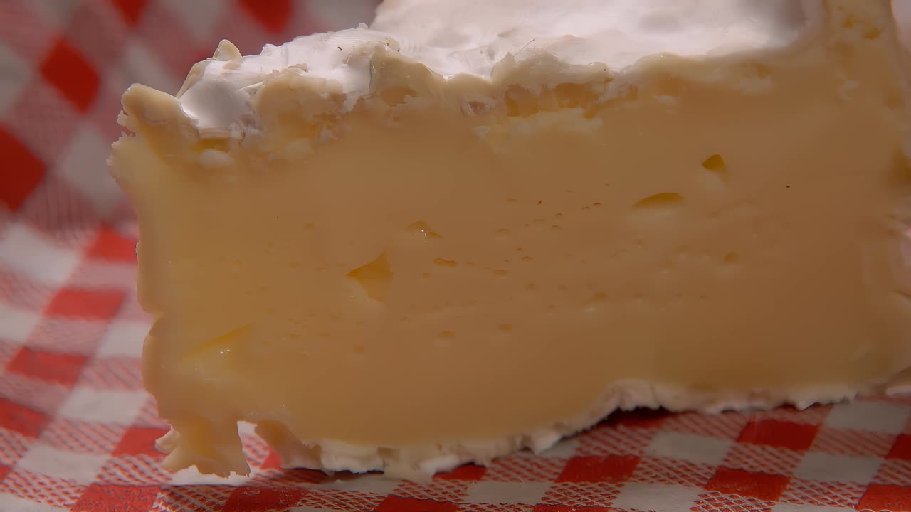 一块柔软开胃的卡门贝尔奶酪用叉子切开视频下载