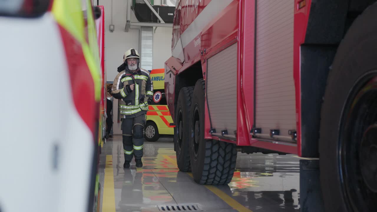 消防员在机场装备消防车视频下载