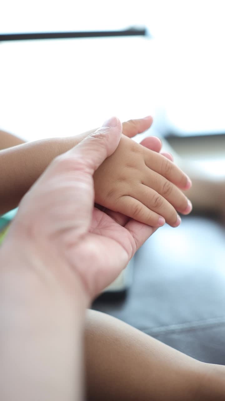 父亲的手握着孩子的手视频下载