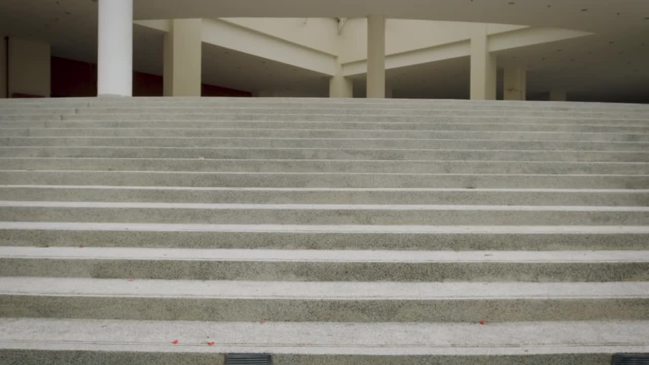 一小群年轻的亚洲朋友的滑板男子喜欢在户外的楼梯上玩滑板视频下载