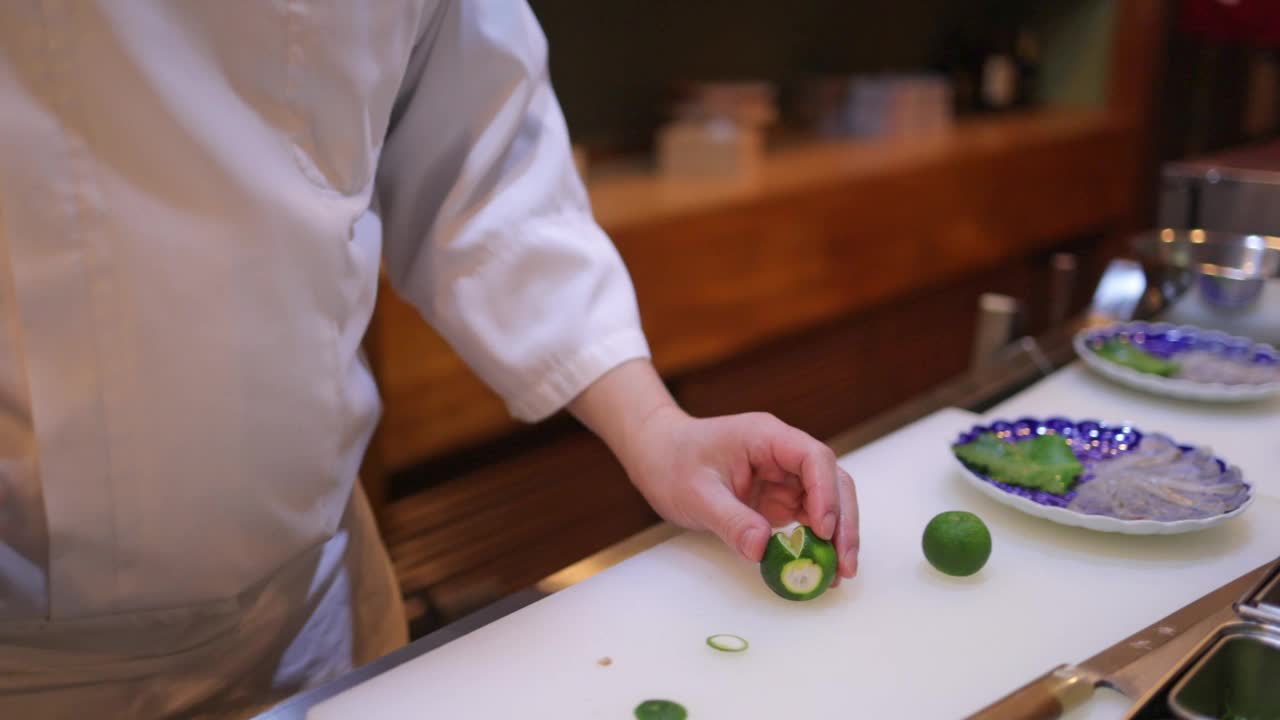 厨师在传统日本餐厅切刺身用的水田柑橘(二集之一)视频下载