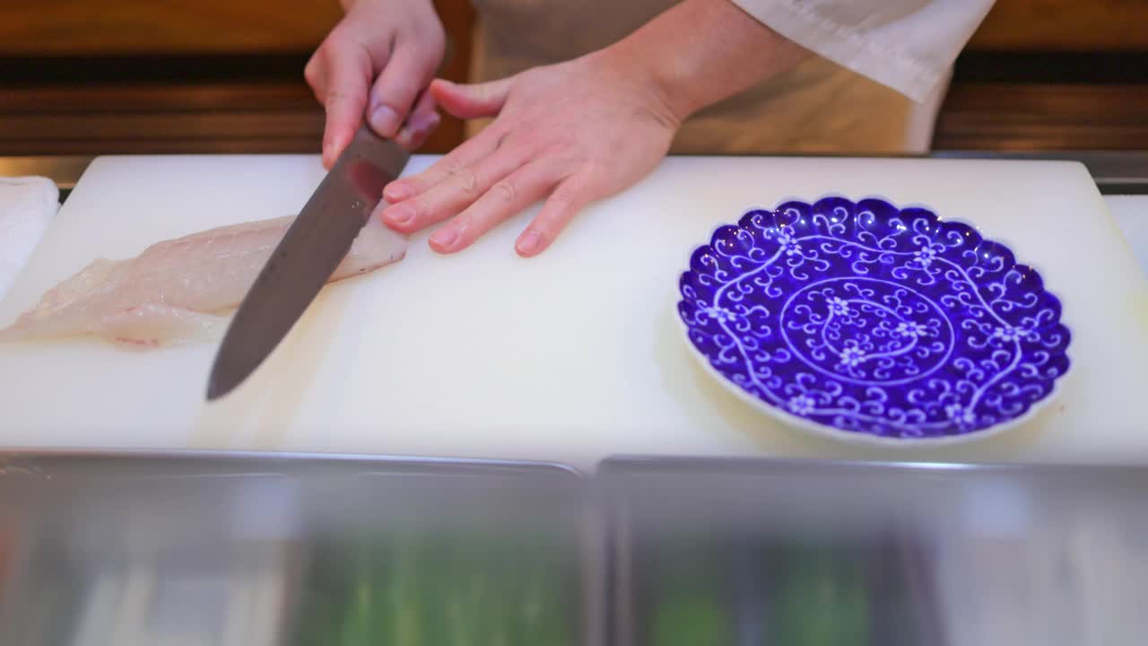 厨师在传统日本餐厅切生鱼片视频下载