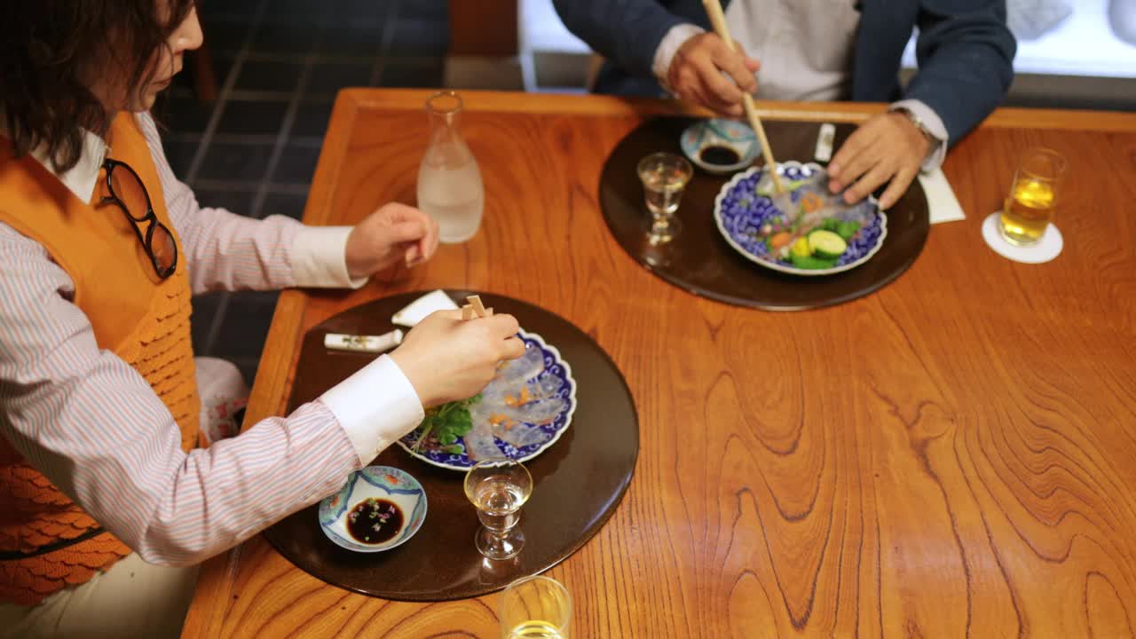 高龄夫妇在传统日本餐厅吃生鱼片的高角度照片(二集之一)视频下载
