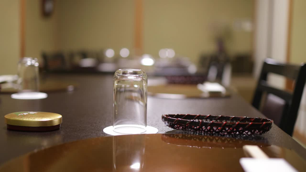 在传统的日本餐馆里，拿着玻璃杯的男子正在洗碗视频下载