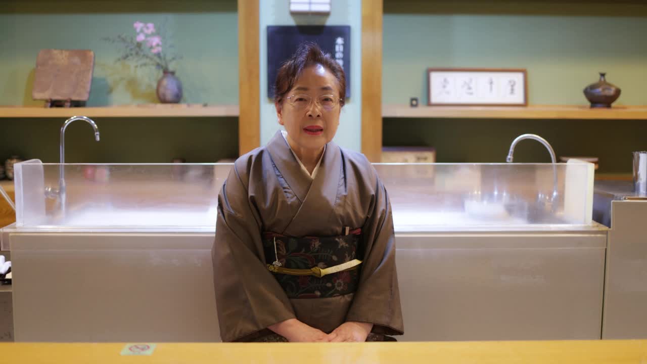 日本餐厅女老板站在厨房的肖像视频下载