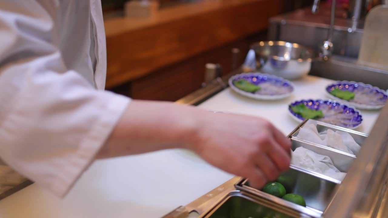 厨师在传统日本餐厅切刺身用的水田柑橘(二集之一)视频下载