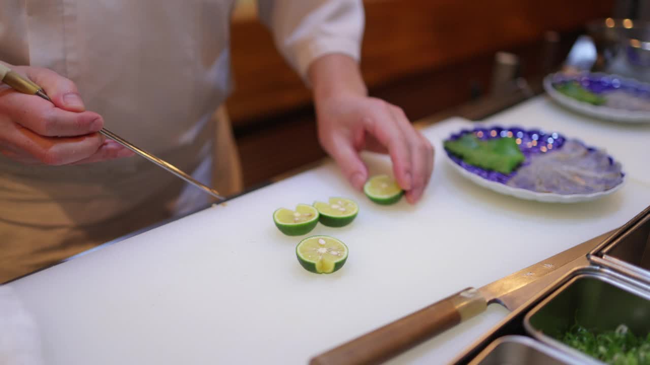 在传统的日本餐厅里，厨师正在去除水田柑橘的种子视频下载