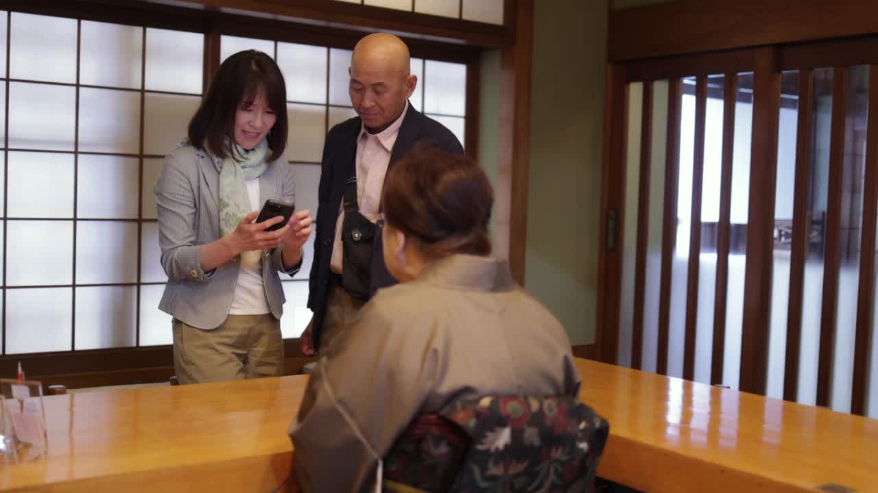 老夫妇在传统日本餐厅用智能手机付款视频下载