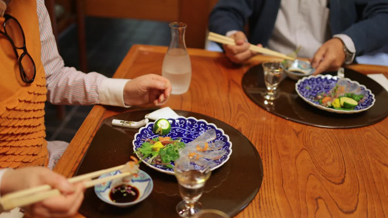 高龄夫妇在传统日本餐厅吃生鱼片的高角度照片(二集之一)视频下载