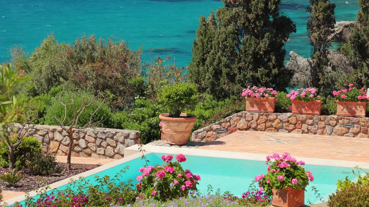游泳池与海景在意大利视频下载