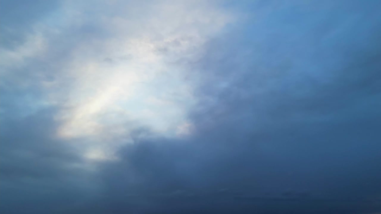 英格兰韦尔文花园城上空的雨云视频下载