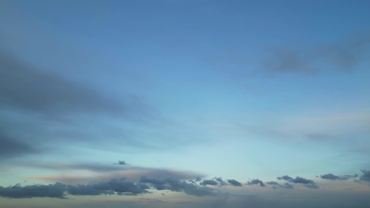 英格兰韦尔文花园城上空的雨云视频下载