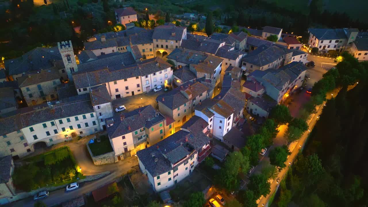 拉达在基安蒂中世纪托斯卡纳小镇，无人机视图视频下载