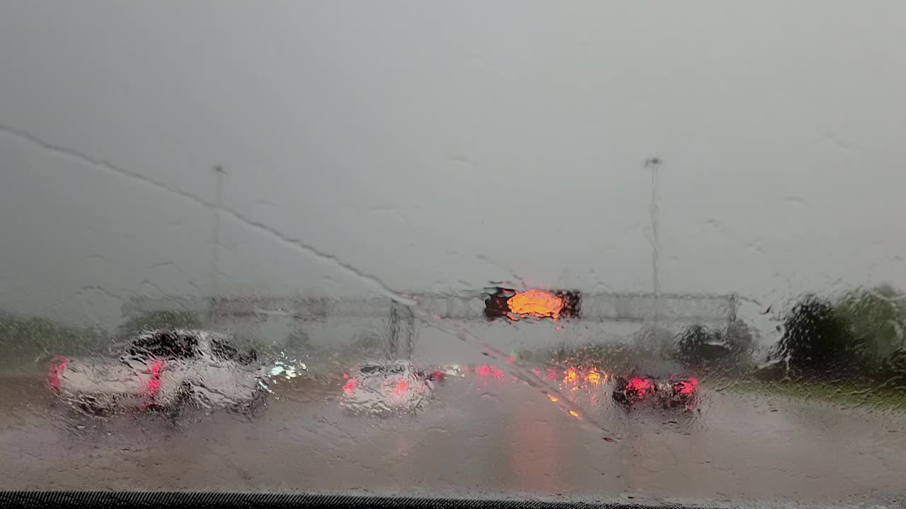 在高速公路上行驶时，大风暴的视角。视频下载