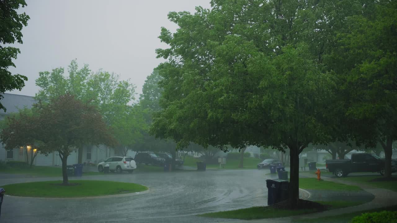 暴雨落在郊区的街道上视频下载