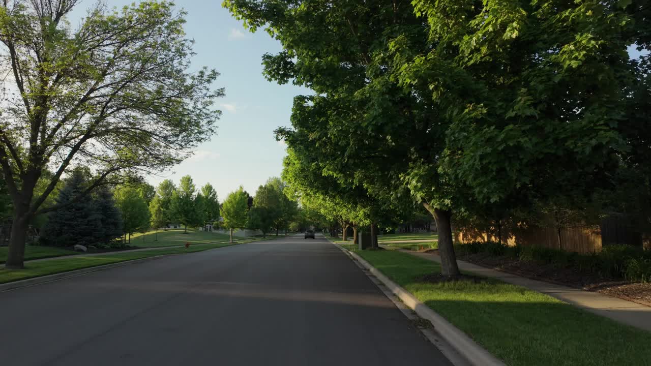 在一个美丽的春日，美国郊区街道的POV镜头视频下载