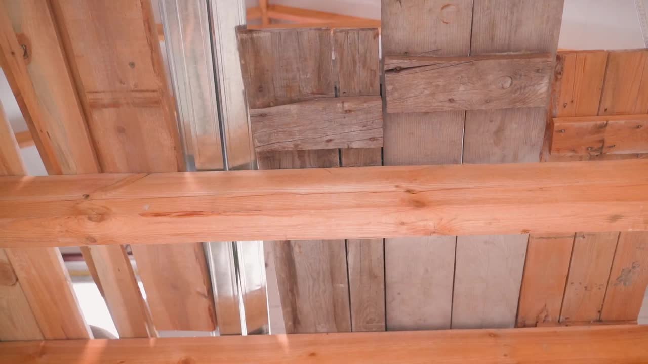 建筑工地的木板防护。私宅二楼的原木地板，镜头移动流畅视频下载
