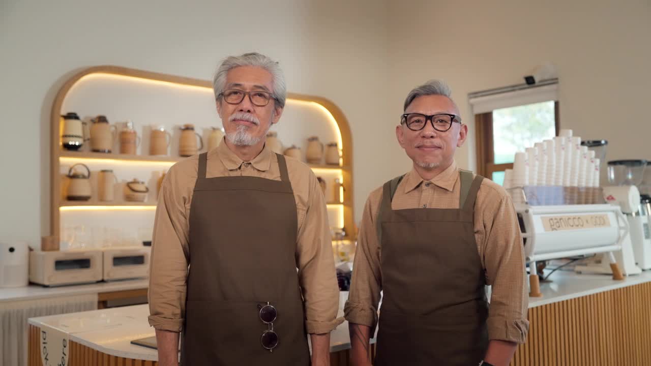 两名老年男子小企业主，咖啡店视频下载