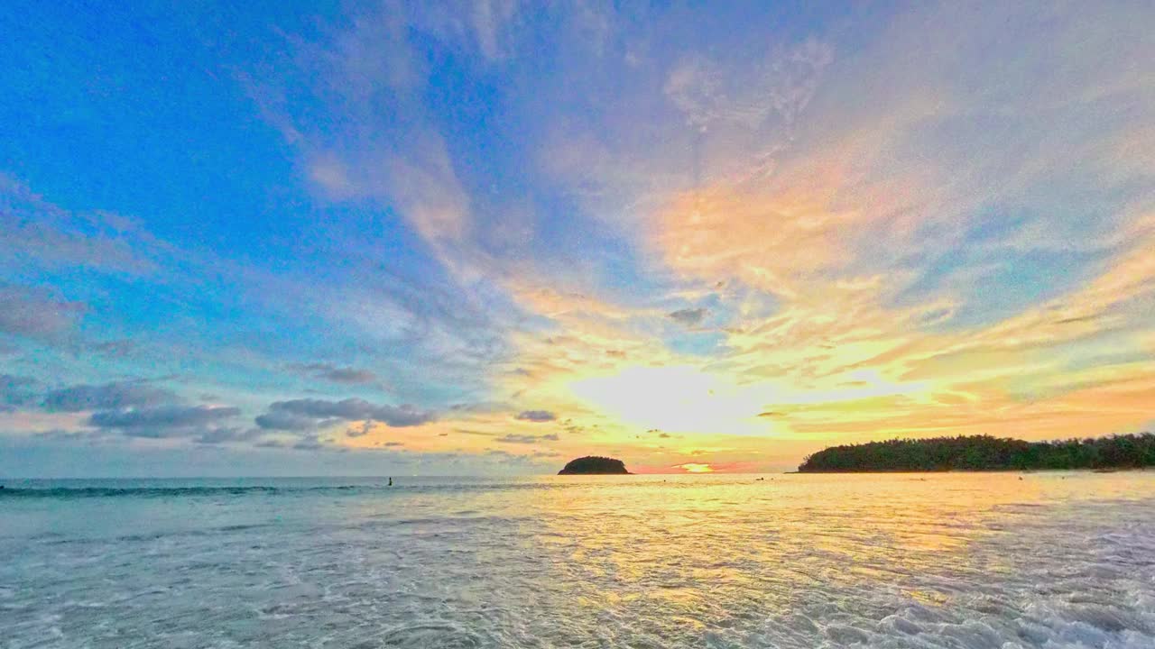 普吉岛卡塔海滩日落时甜美的天空
黄昏时分，海边的落日令人惊叹。视频下载