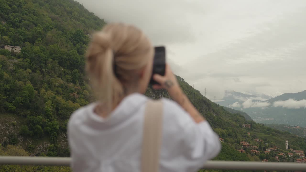 一名女子在科莫湖拍摄风景视频下载
