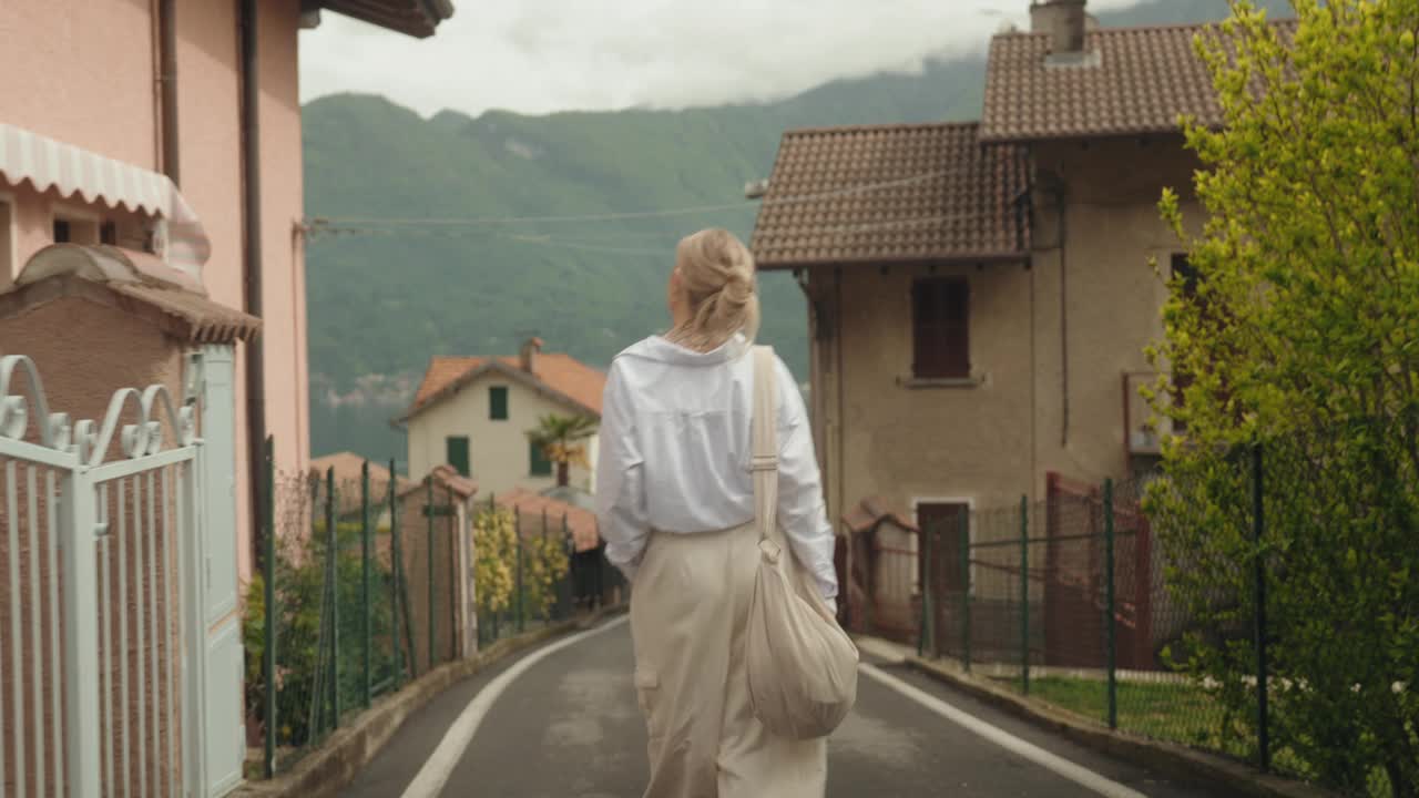 独自走在乡间小路上探索意大利视频下载