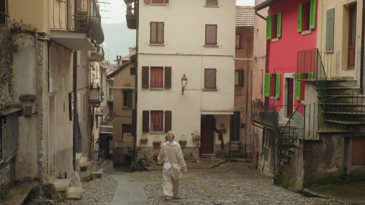 漫步在意大利的一个小镇广场上视频下载