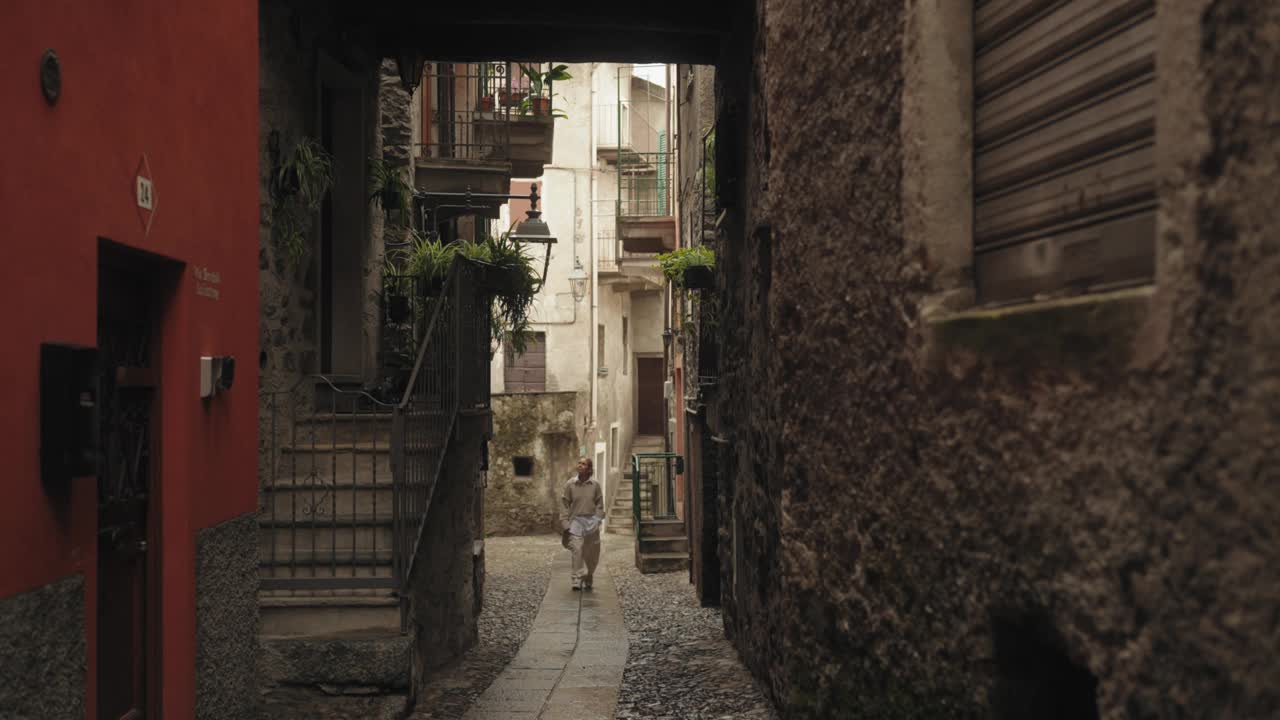 独自探索意大利美丽街道的旅行者视频下载