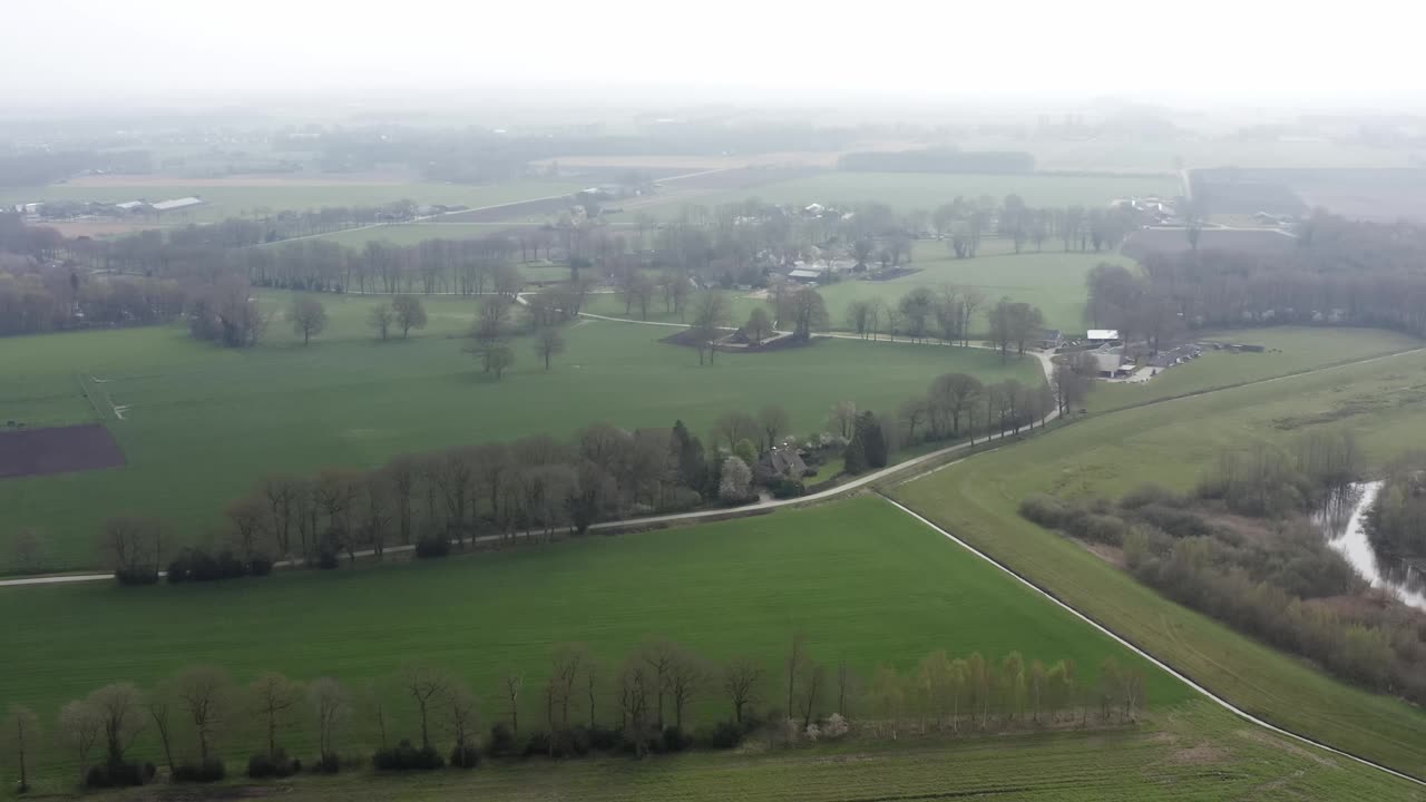 无人机拍摄的贝根海姆河附近的田野视频下载