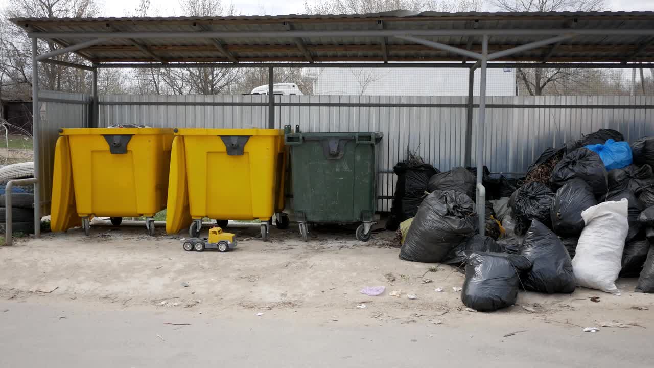 垃圾堆积。黄色和绿色的垃圾桶。分类垃圾。装有垃圾的塑料袋。保护环境。生态与保护理念视频下载