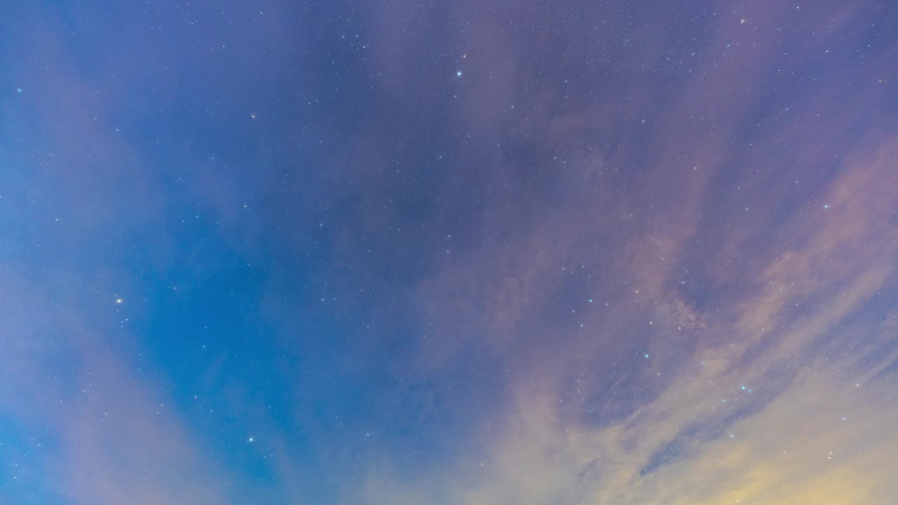 时光流逝，银河在一个多云的夜晚视频下载
