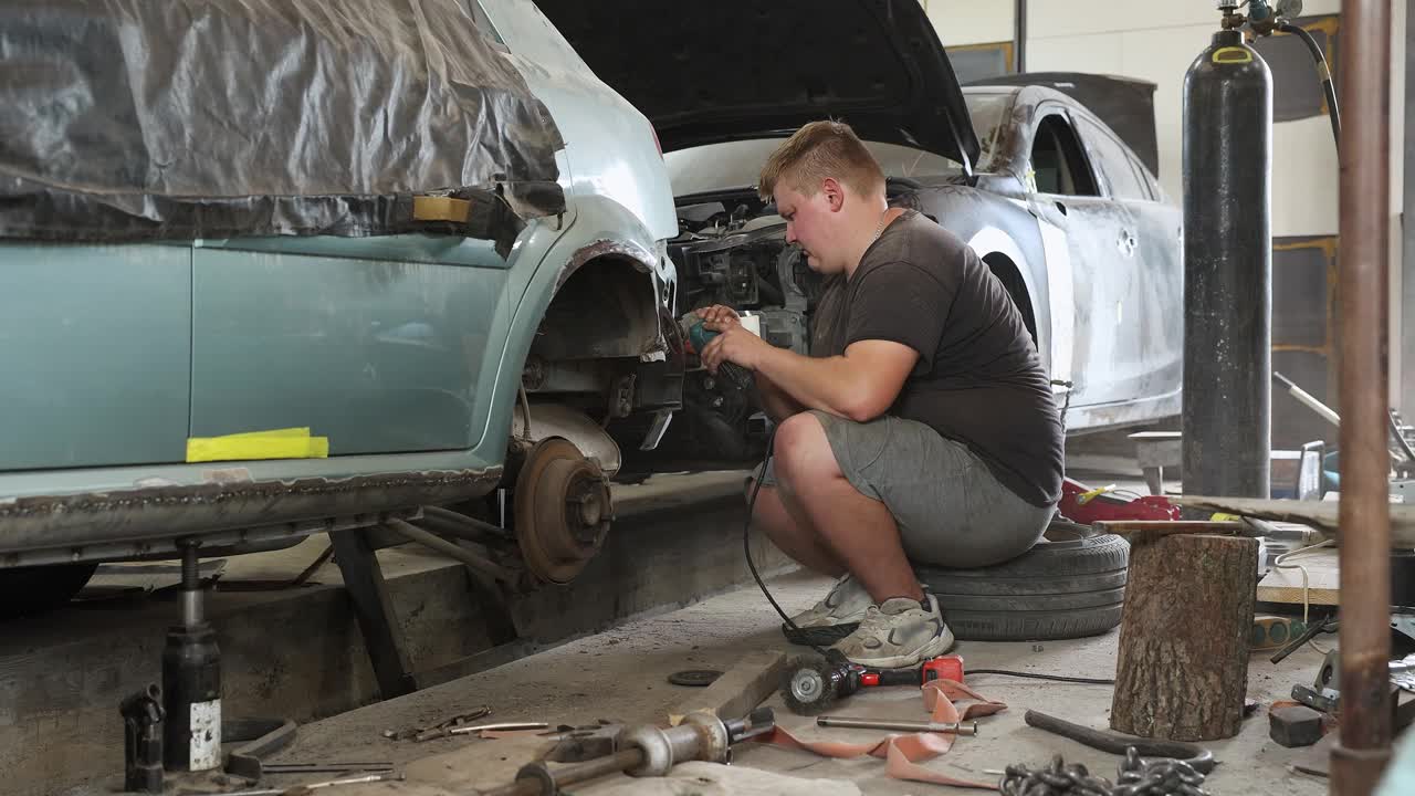 机械师在汽车修理店修理汽车。视频下载