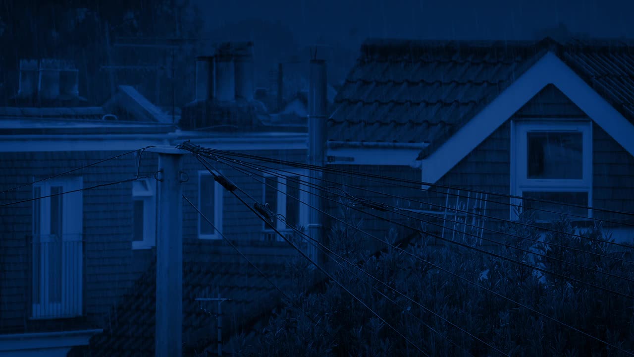 夜雨打在附近有电线杆的房子上视频下载