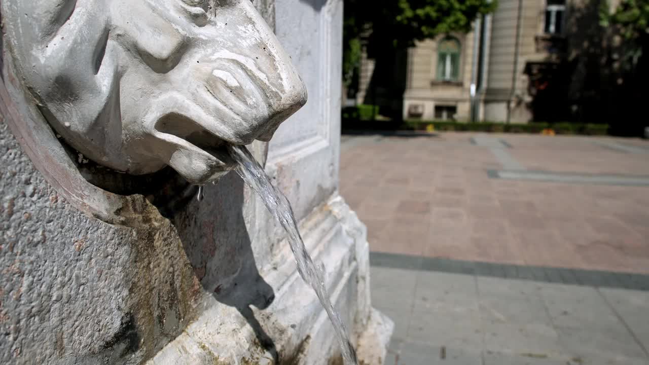 一个不知名的女人在给金属水瓶装水，瓶子里装的是老城喷泉里的水视频下载